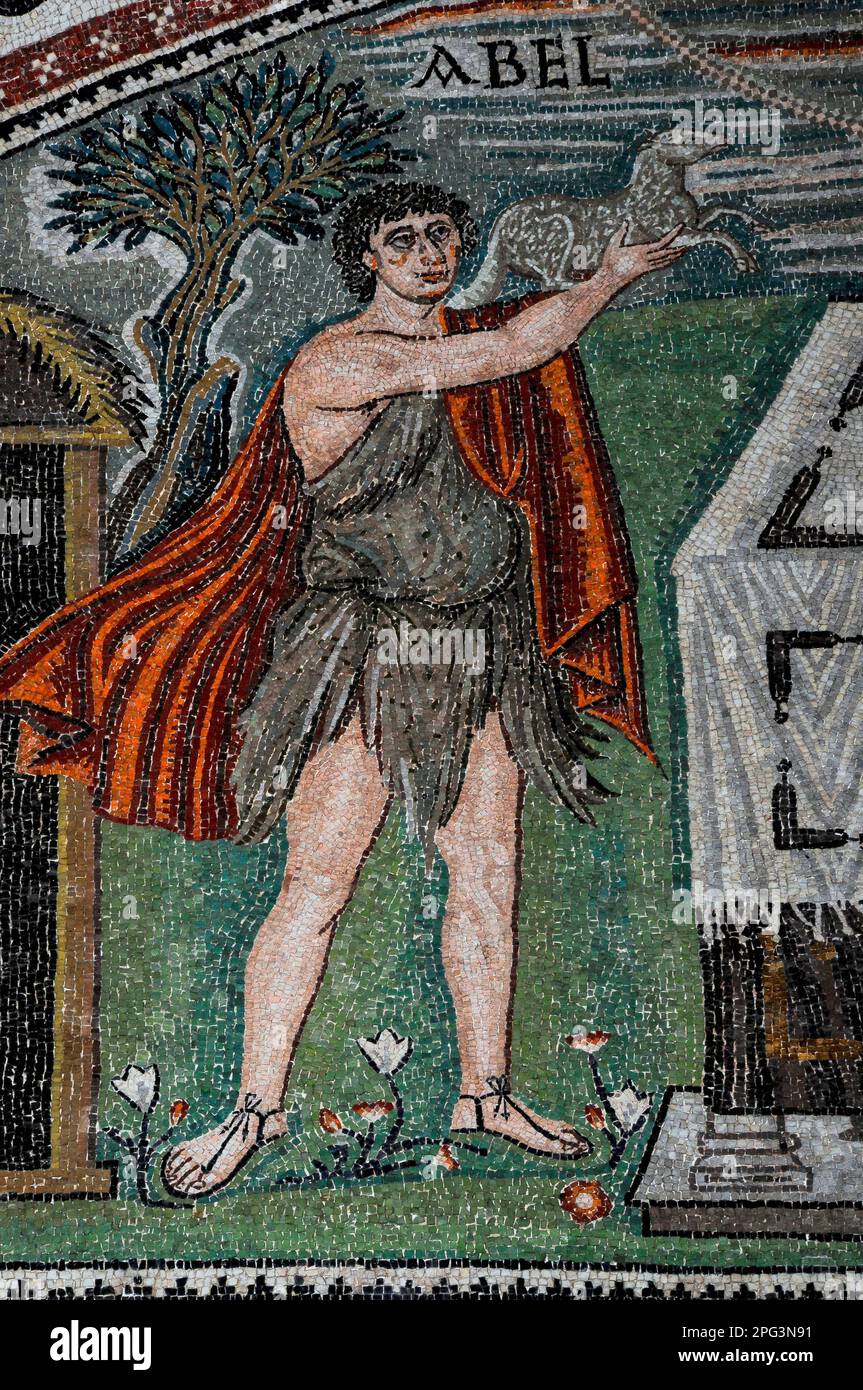 Abele, il pastore secondo figlio di Adamo, si erge su un altare con un mantello rosso e fiori intorno ai suoi piedi di sabbia, offrendo un agnello sacrificale a Dio. Particolare del mosaico bizantino del vi secolo d.C. nel santuario della Basilica di San vitale, fondata nel 547 d.C. a Ravenna, Emilia Romagna, Italia. Foto Stock