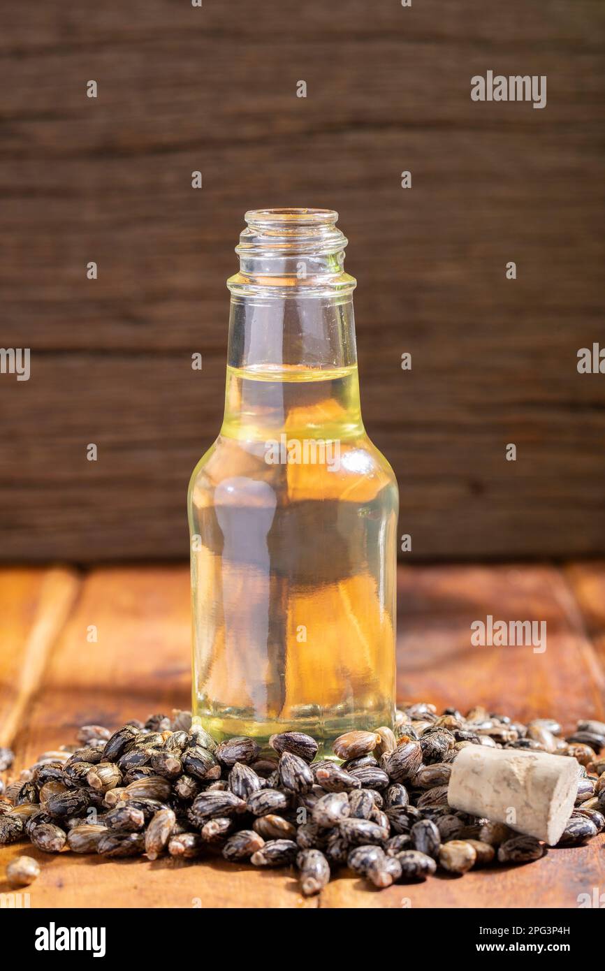 semi di ricino e olio, su superficie di legno, esente da royalty Foto Stock