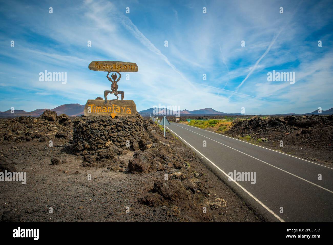 Timanfaya, Lanzarote, Spagna, 2023 marzo: Vista sul cartello d'ingresso e sulla strada del Parco Nazionale di Timanfaya a Lanzarote, Isole Canarie. Il sistema El Diablo Foto Stock