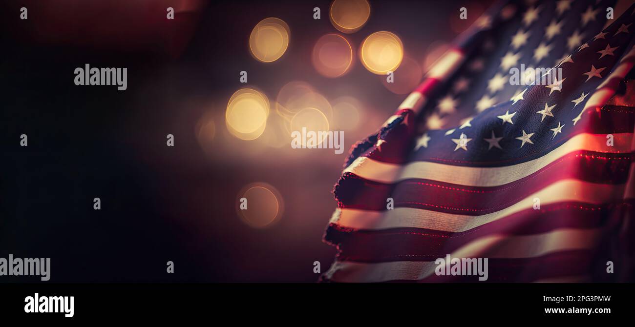 Bandiera americana che sventola nella sera scura celebrando il giorno felice Martin Luther King all'aperto su sfondo sfocato con luci bokeh Foto Stock