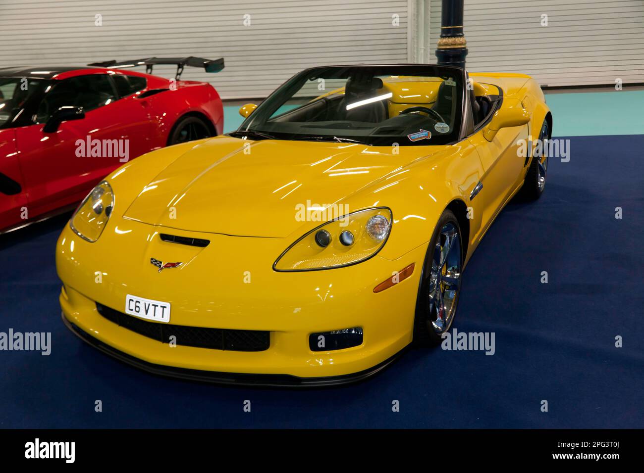 Vista frontale di tre quarti di una Corvette gialla, 2011, Chevrolet C6, in mostra al London Classic Car Show 2023 Foto Stock