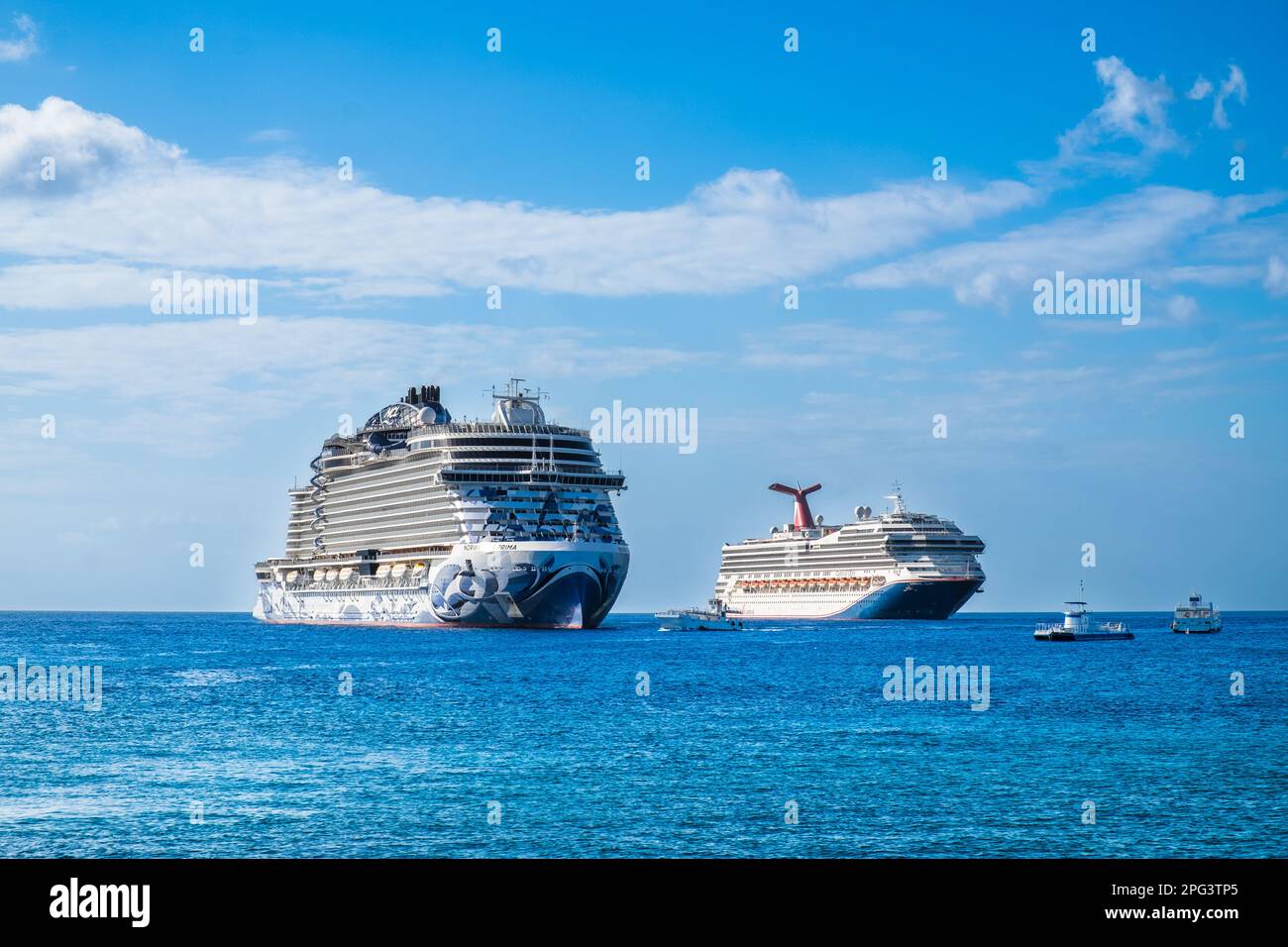 Grand Cayman, Isole Cayman, febbraio 2023, vista della prima norvegese e la Gloria del Carnevale sul Mar dei Caraibi ormeggiata da George Town Foto Stock