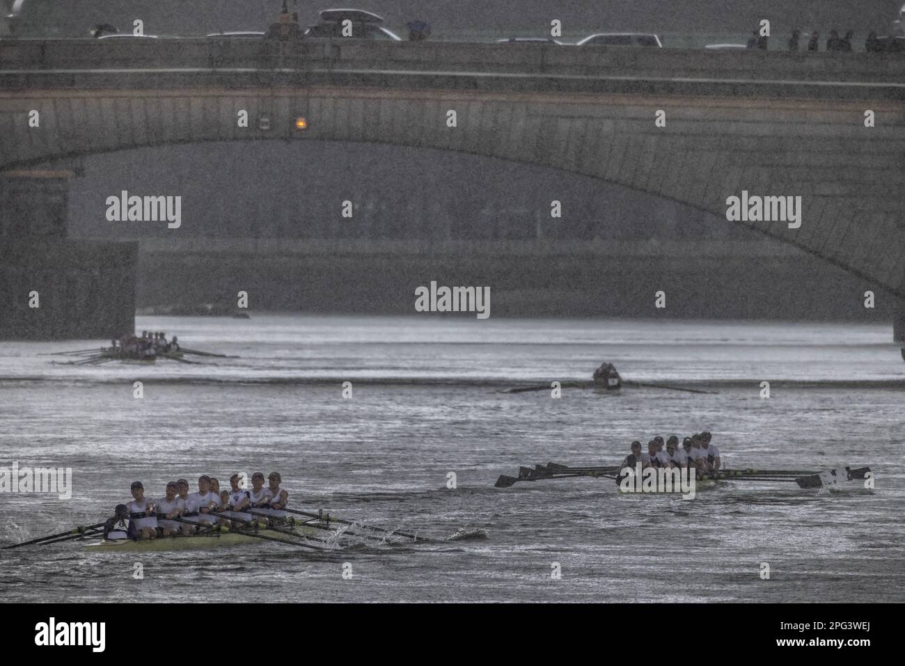 La testa della corsa del fiume, corsa contro-il-orologio di canottaggio che si tiene annualmente sul Tamigi a Londra, Inghilterra fra eights, Putney, Inghilterra, Regno Unito Foto Stock