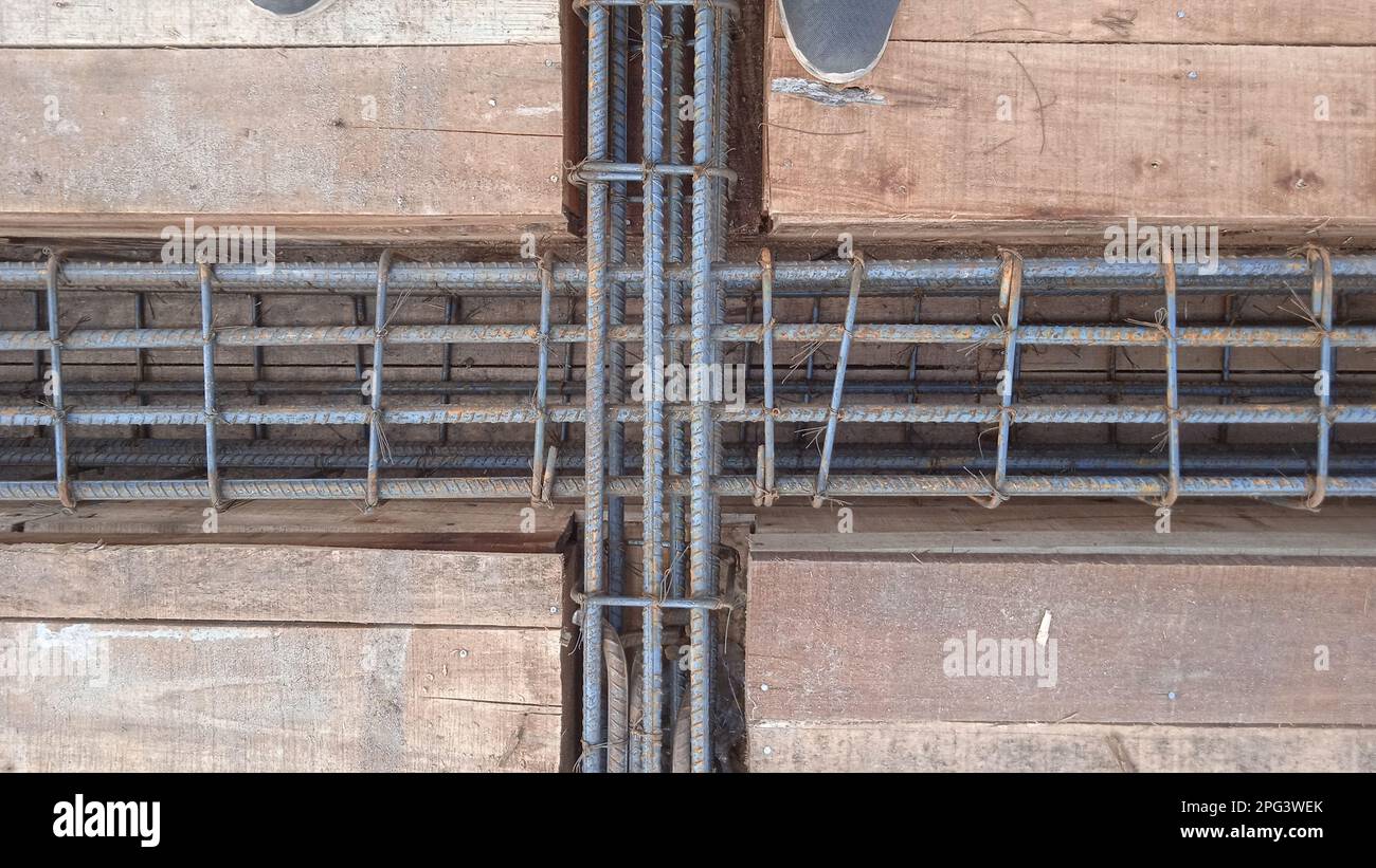 Vista ravvicinata del rinforzo del calcestruzzo Construction armatura in acciaio in un cantiere. Struttura a barra in acciaio per la cementazione Foto Stock