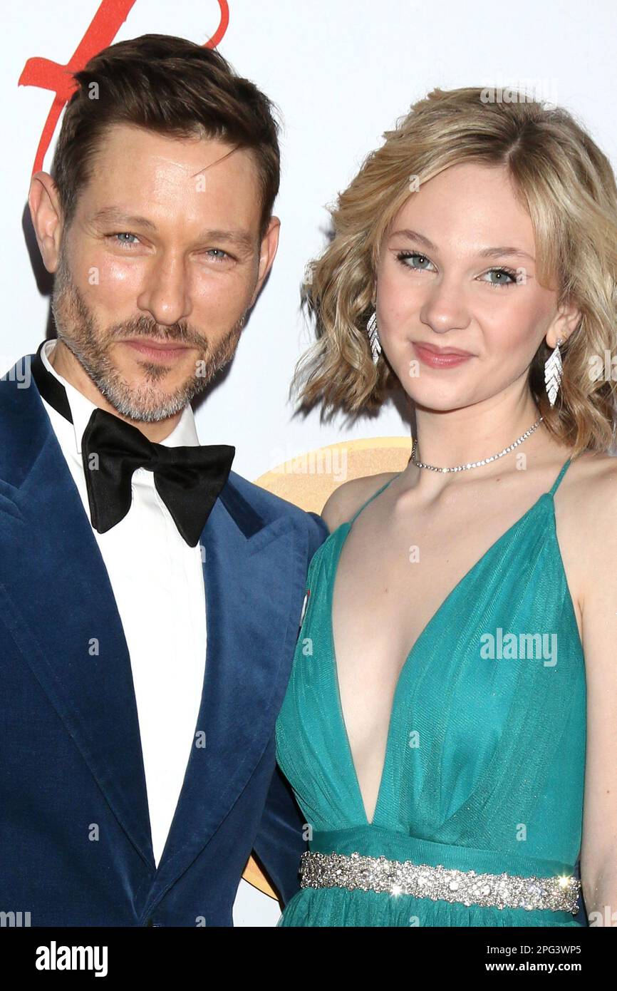 Michael Graziadei, Lily Brooks o'Briant agli arrivi per I GIOVANI E GLI INQUIETI festeggiamenti per il 50th° anniversario - parte 2, The Vibiana, Los Angeles, CA 17 marzo 2023. Foto di: Collezione Priscilla Grant/Everett Foto Stock