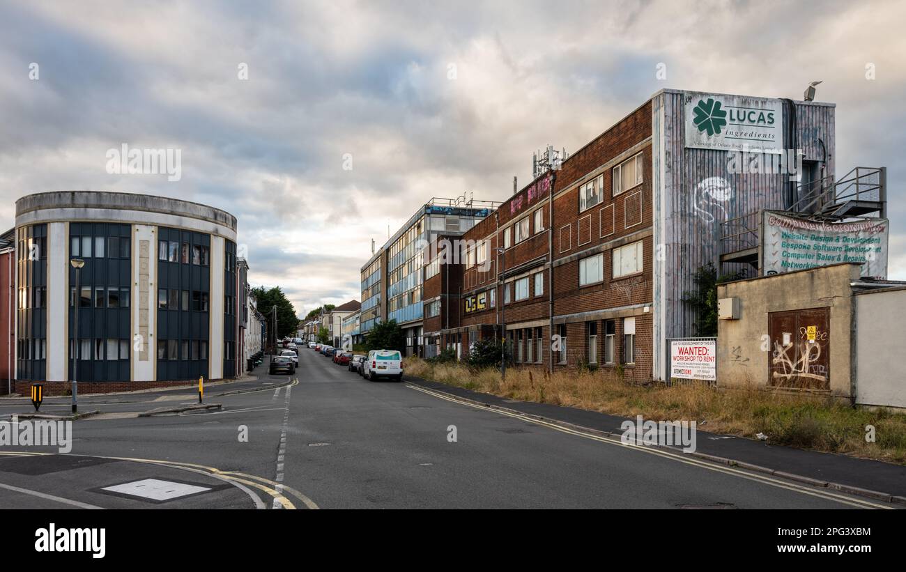 L'industria leggera in disuso e gli edifici di fabbrica si trovano tra le case moderne e gli edifici di appartamenti nel sobborgo di Kingswood di Bristol. Foto Stock