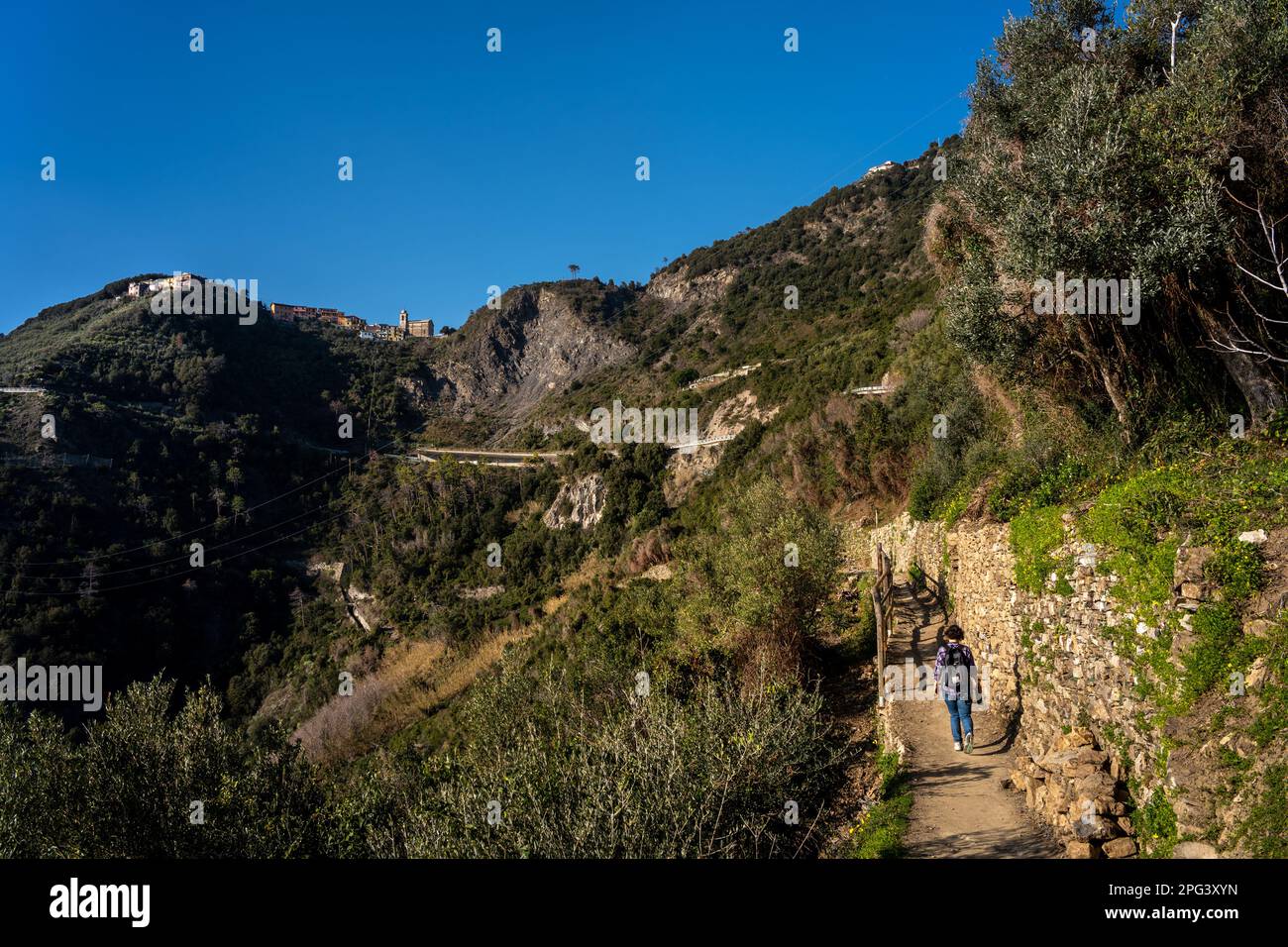 Sentiero escursionistico. Le cinque Terre sulla Riveria Italiana sono una delle mete preferite dai turisti in Italia e dalle fotografie di Instagram. Foto Stock