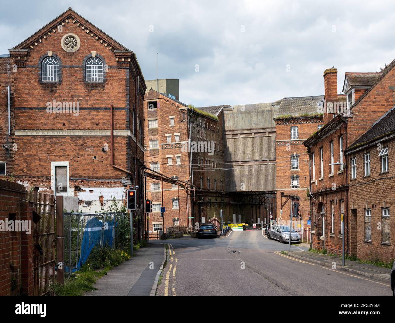 Gli edifici industriali vittoriani del mulino Healing's Flour Mill e i magazzini sul fiume Avon a Tewkesbury, Inghilterra. Foto Stock