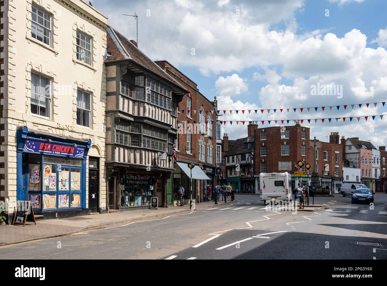 Gli amanti dello shopping potranno curiosare tra le vetrine dei negozi del centro storico di Tewkesbury, nel Gloucestershire. Foto Stock