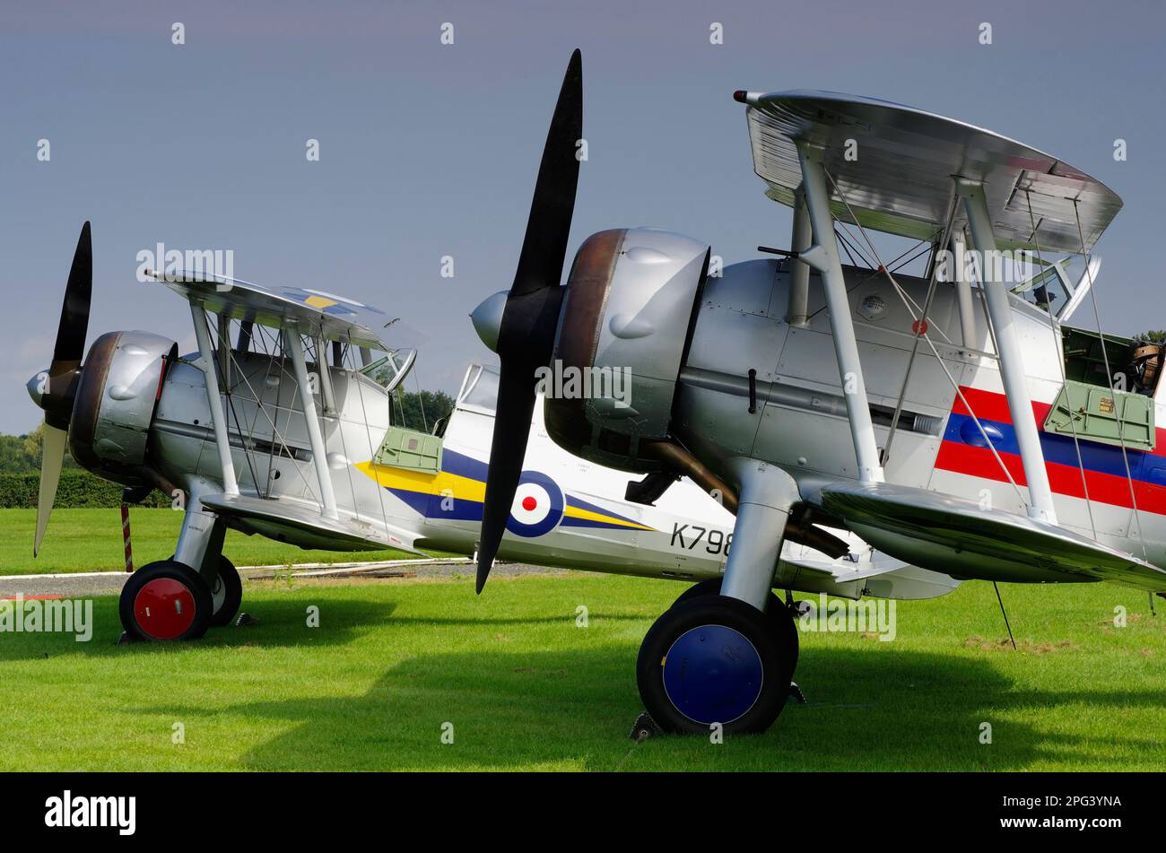 Gloster Gladiator 1 K7985, G-AMRK, e Gladiator II N5903, G-JIT at Old Warden, Biggleswade, Bedfordshire, Inghilterra, Regno Unito. Foto Stock