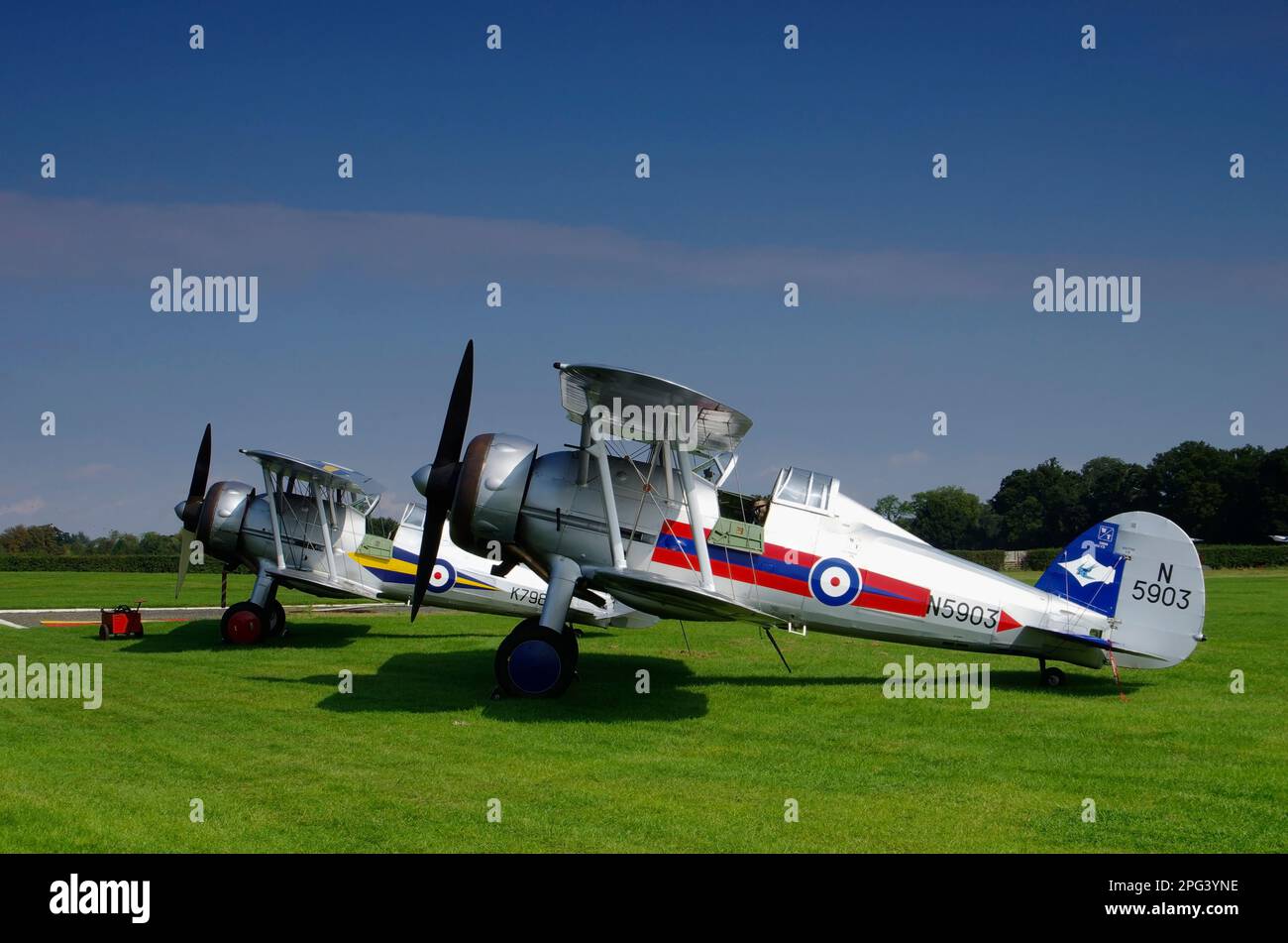 Gloster Gladiator 1 K7985, G-AMRK, e Gladiator II N5903, G-JIT at Old Warden, Biggleswade, Bedfordshire, Inghilterra, Regno Unito. Foto Stock