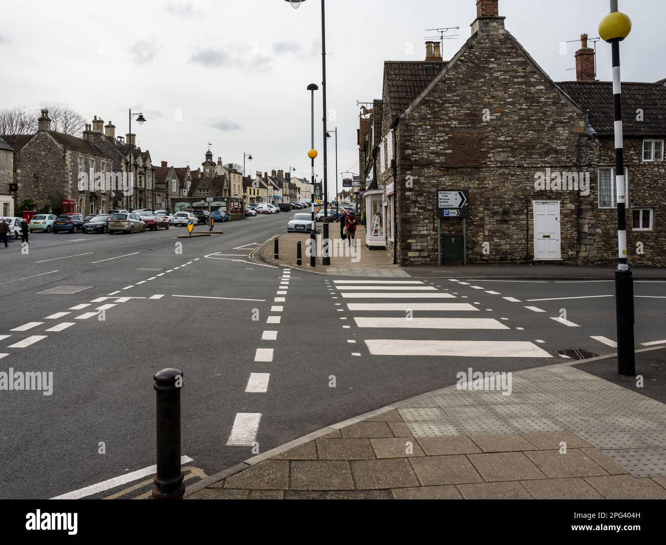 Un incrocio zebra che fornisce priorità pedonale ad un incrocio di strada laterale in Chipping Sodbury, Gloucestershire. Gli attivisti chiedono che i cambiamenti si riavvengano Foto Stock