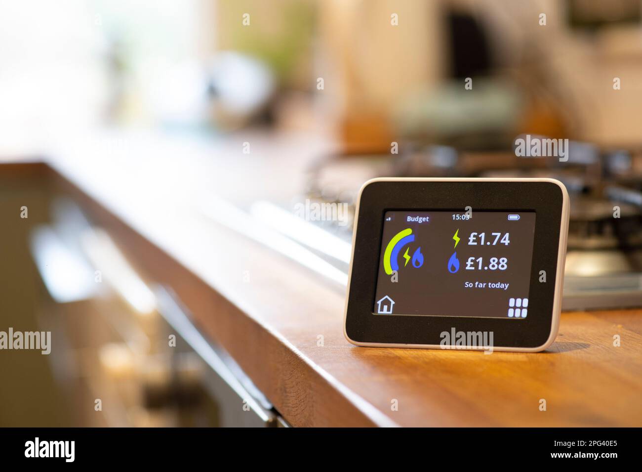 misuratore intelligente di energia domestica su un piano di lavoro della cucina che mostra la quantità di energia utilizzata in sterline britanniche Foto Stock