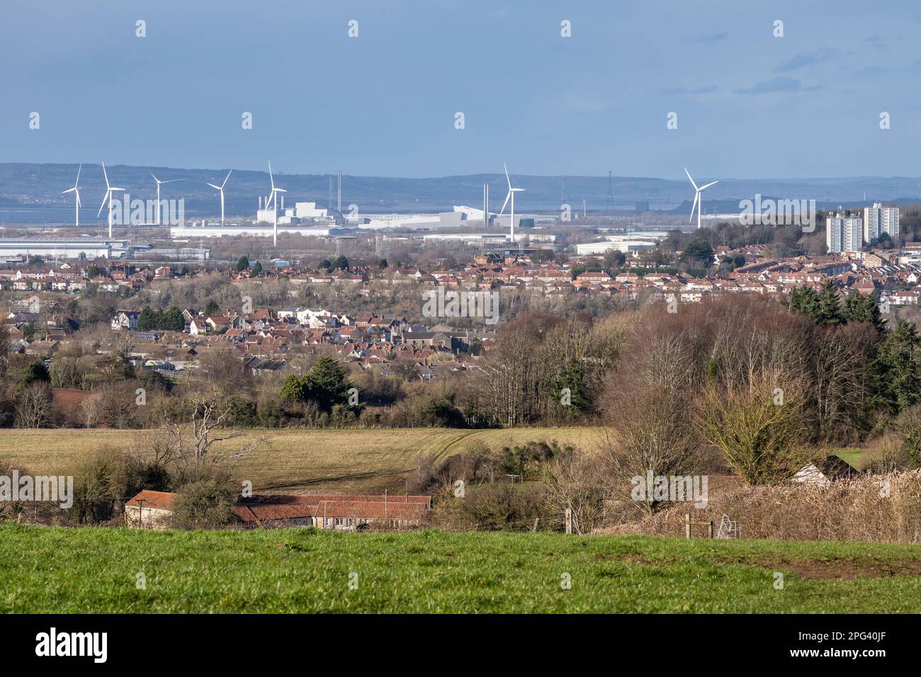 La centrale elettrica di Seabank, gli inceneritori di rifiuti di Severnside, i grandi magazzini di distribuzione e le turbine eoliche formano il panorama industriale di Avonmouth, in Fr Foto Stock