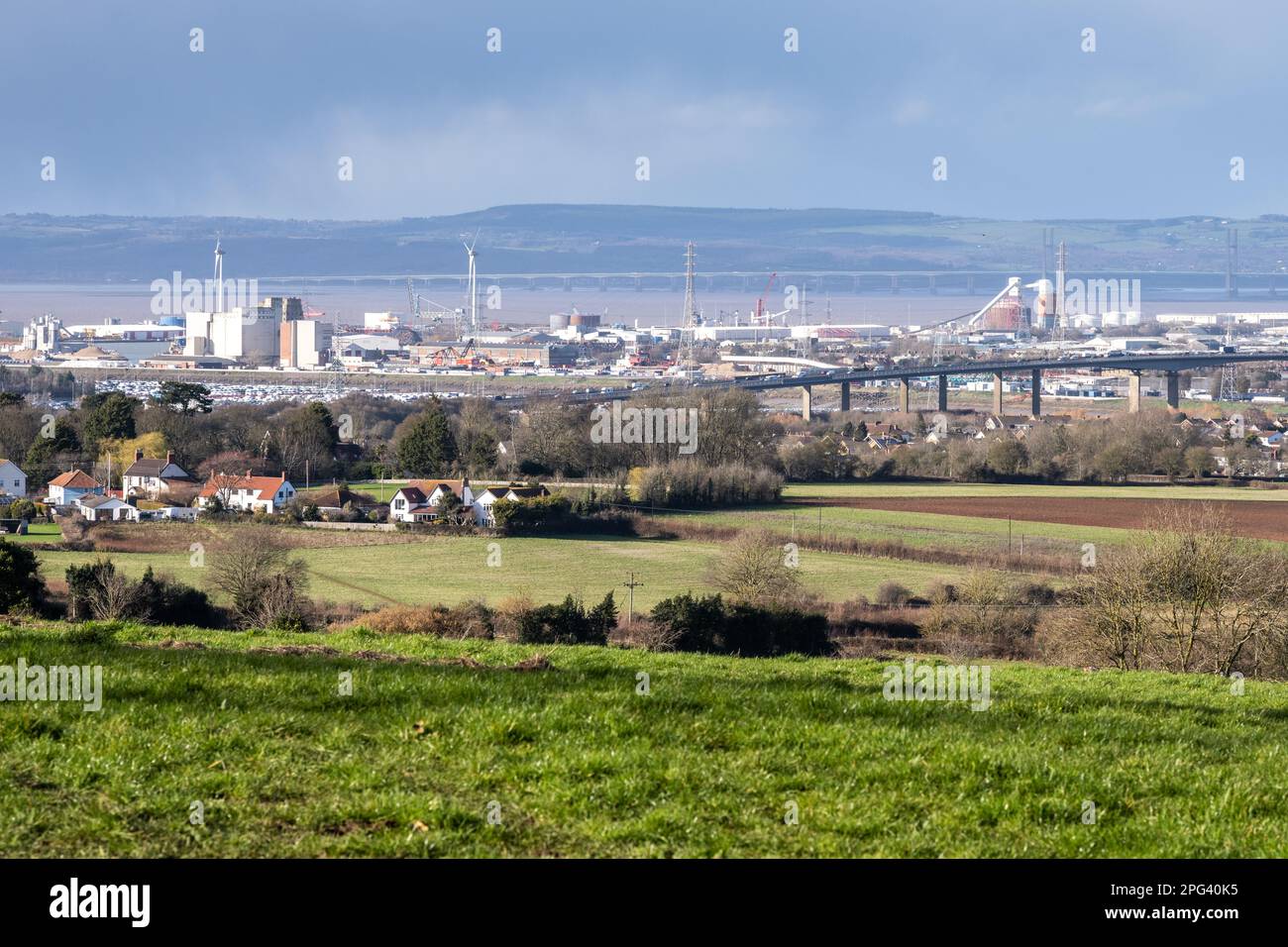 Il paesaggio urbano industriale di Avonmouth Docks a Bristol, con il M5 Avonmouth Bridge di fronte, e l'estuario Severn, M4 secondo incrocio, e. Foto Stock