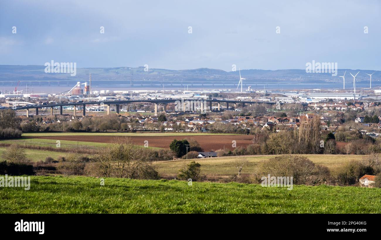 Il paesaggio urbano industriale di Avonmouth Docks a Bristol, con il M5 Avonmouth Bridge di fronte, e l'estuario Severn, M4 secondo incrocio, Wye Foto Stock