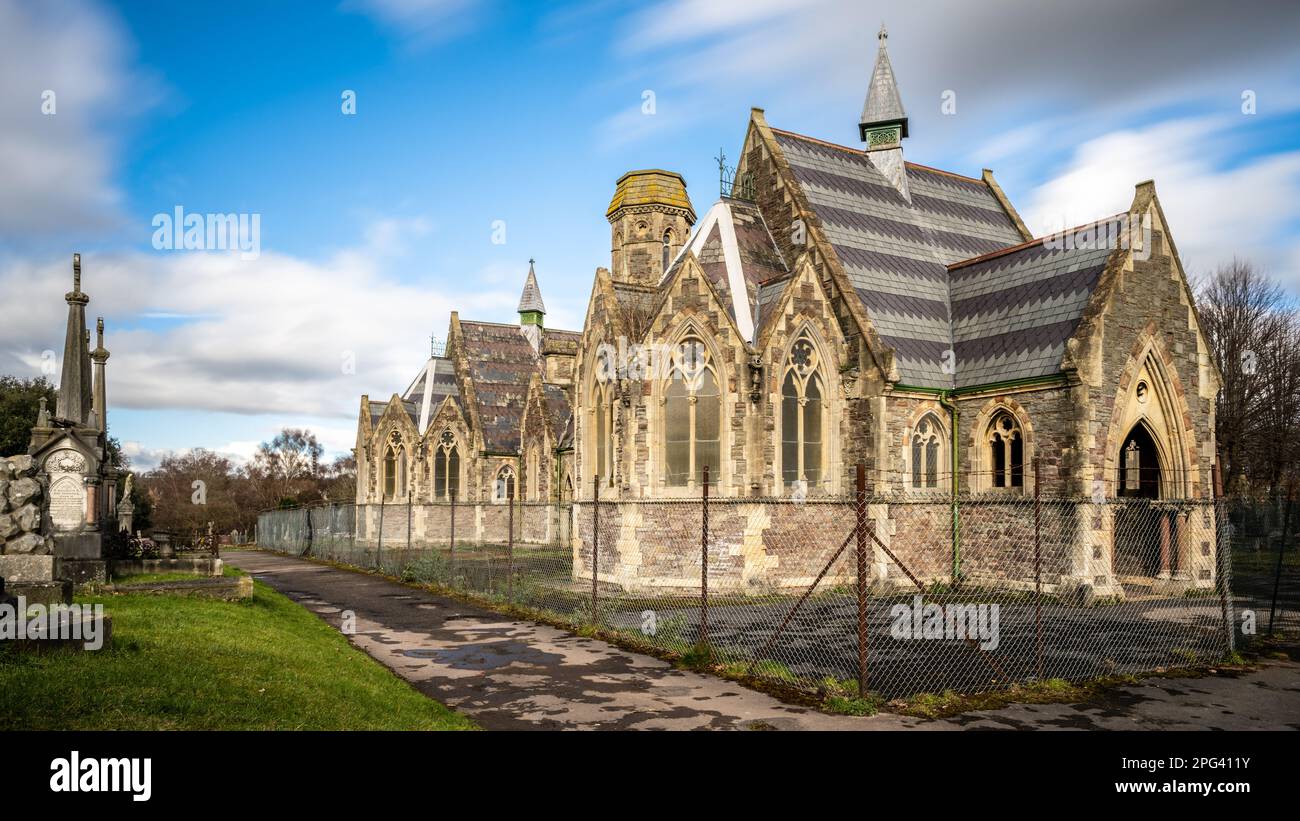 La cappella gotica sderelitta al cimitero di Greenbank a Bristol. Foto Stock