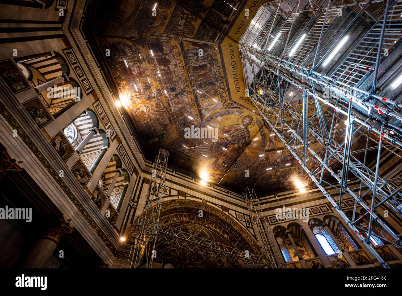 I lavori di restauro in corso sul soffitto a mosaico del Battistero di Firenze lasciano ai turisti solo la possibilità di vedere un facsimile dell'opera Foto Stock