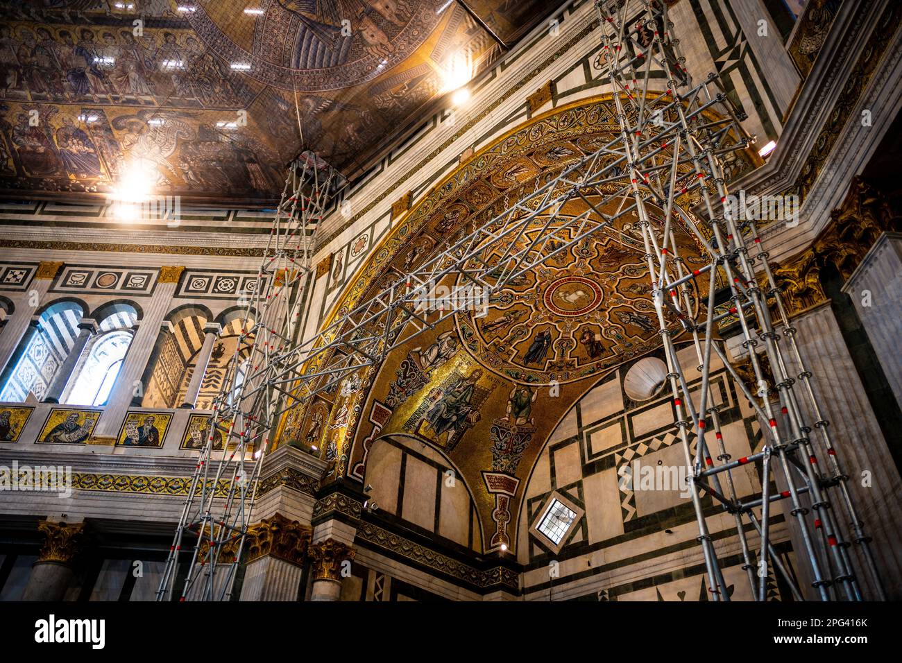 I lavori di restauro in corso sul soffitto a mosaico del Battistero di Firenze lasciano ai turisti solo la possibilità di vedere un facsimile dell'opera Foto Stock