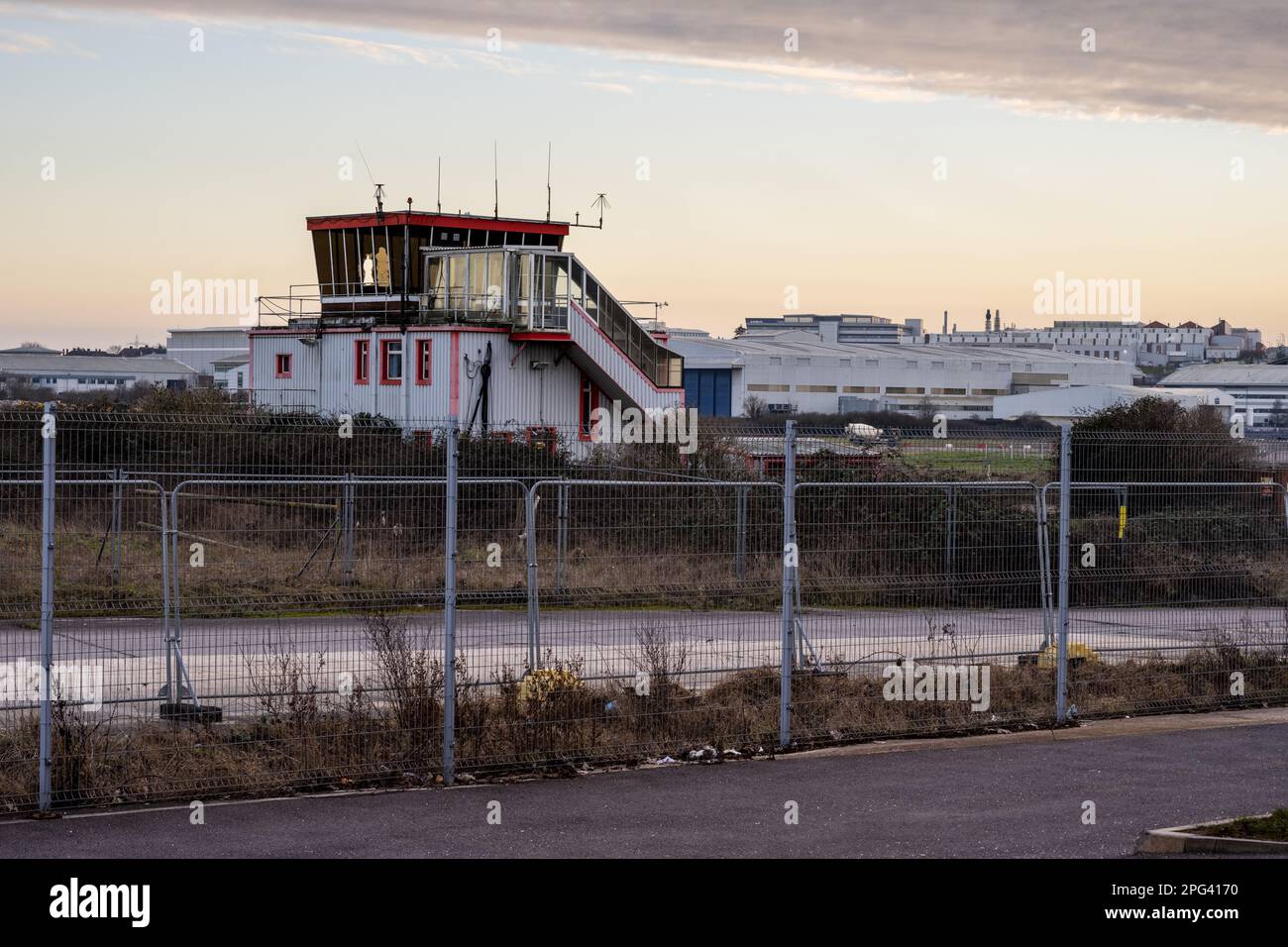 La vecchia torre di controllo di Filton Airfield, attualmente in fase di ristrutturazione nel nuovo quartiere residenziale 'Brabazon' nel nord di Bristol. Foto Stock