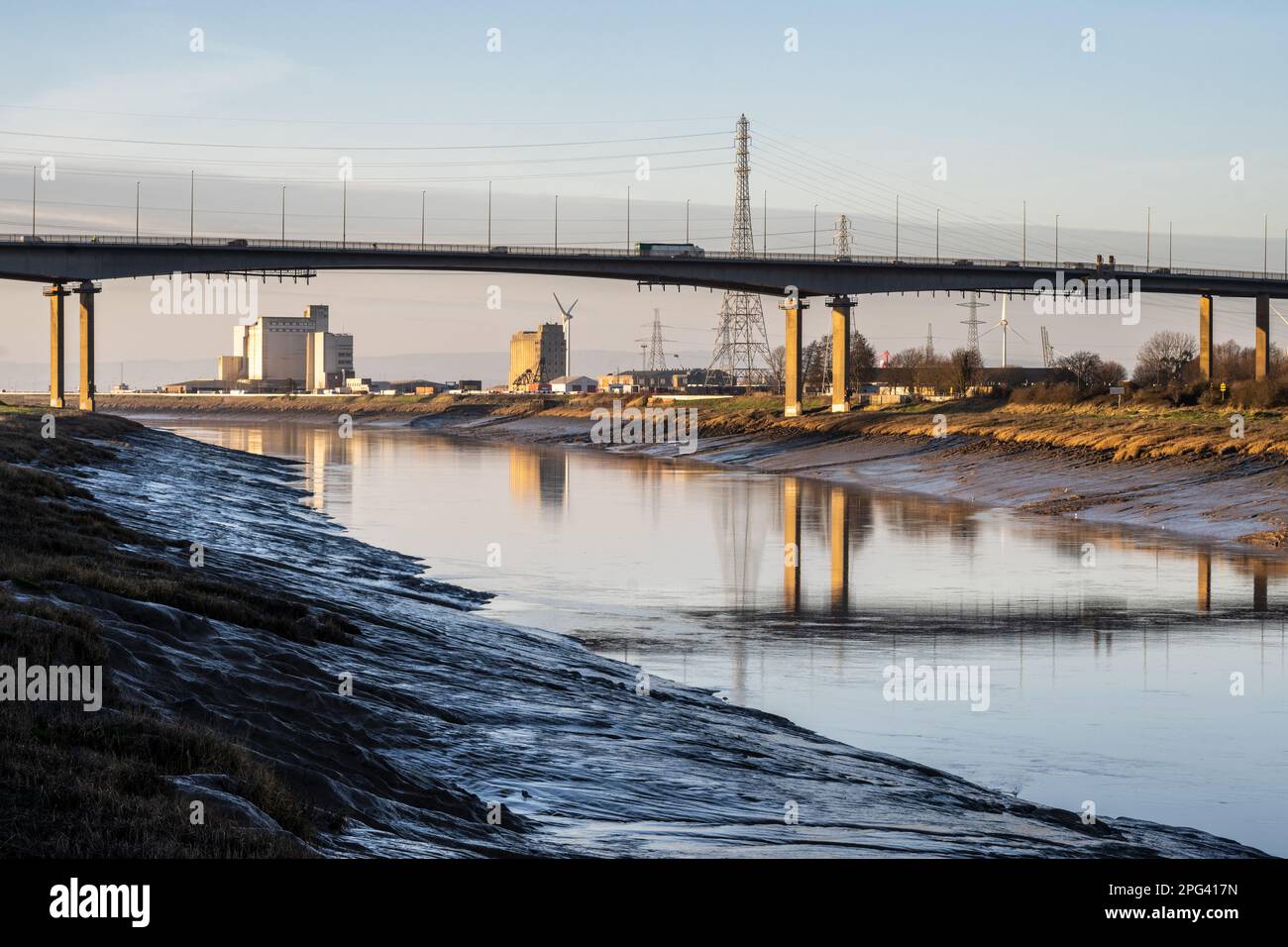 L'autostrada M5 attraversa l'estuario del fiume Avon a Avonmouth a Bristol. Foto Stock