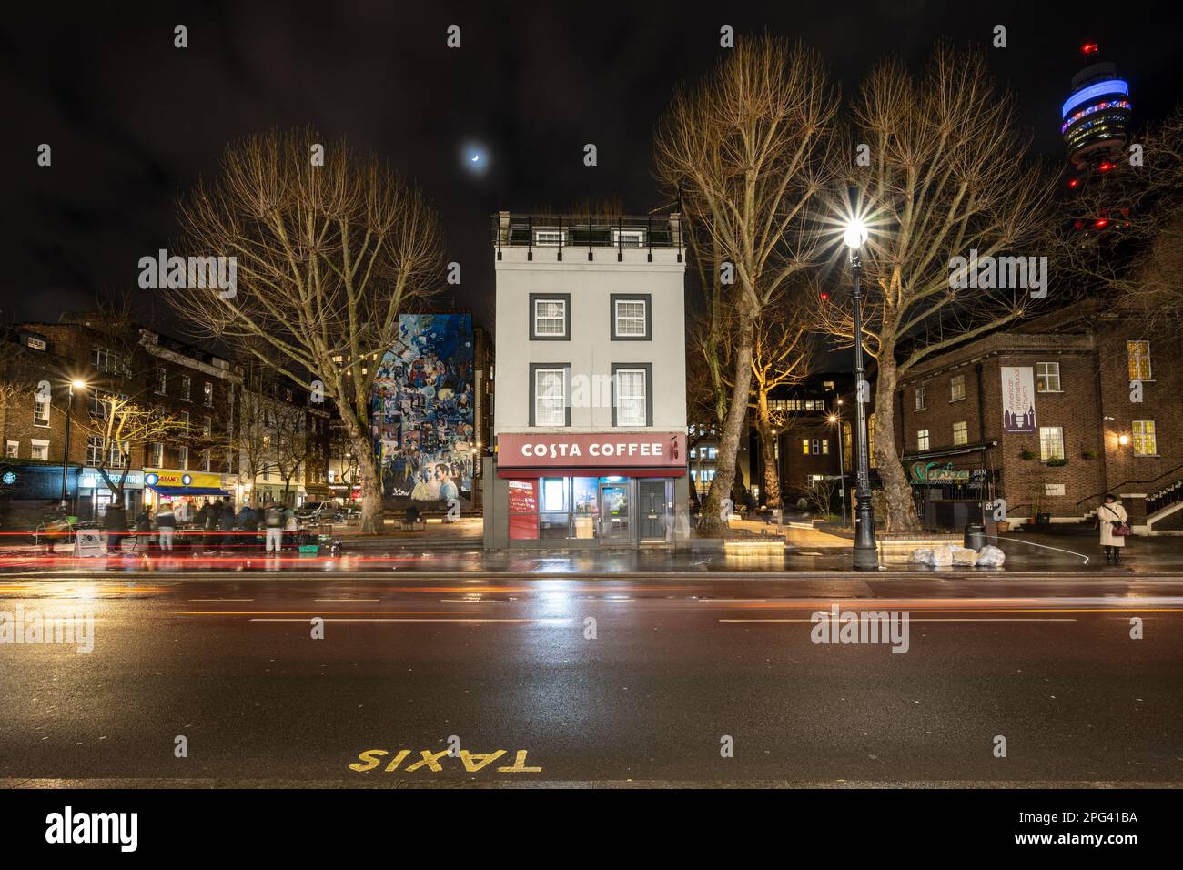 Un edificio isolato sorge in un blocco altrimenti riparato, ora un microparco, su Tottenham Court Road nel centro di Londra. Foto Stock
