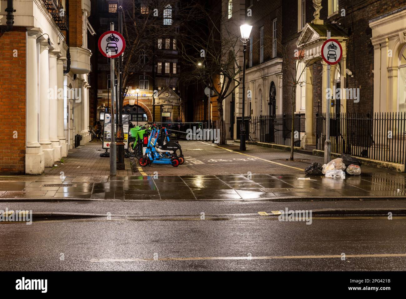 Il noleggio di biciclette elettriche e scooter elettrici si trovano in un parcheggio contrassegnato in una strada pedonale a Bloomsbury, nel centro di Londra. Foto Stock