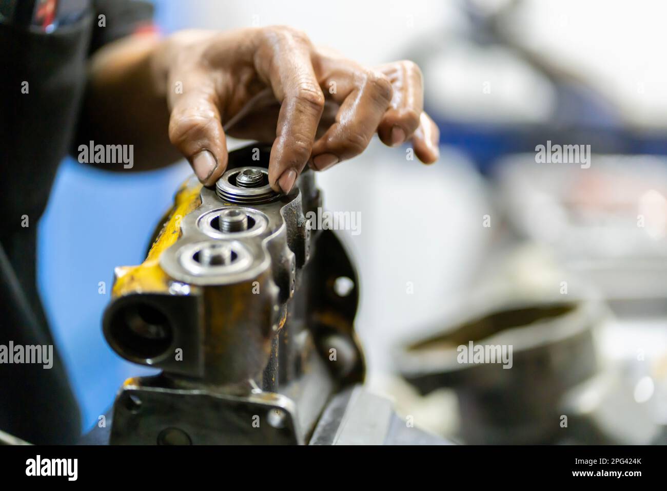 Foto ravvicinate dell'assemblaggio di parti del motore o di macchine che hanno componenti che sono molle di tecnici esperti. Foto Stock