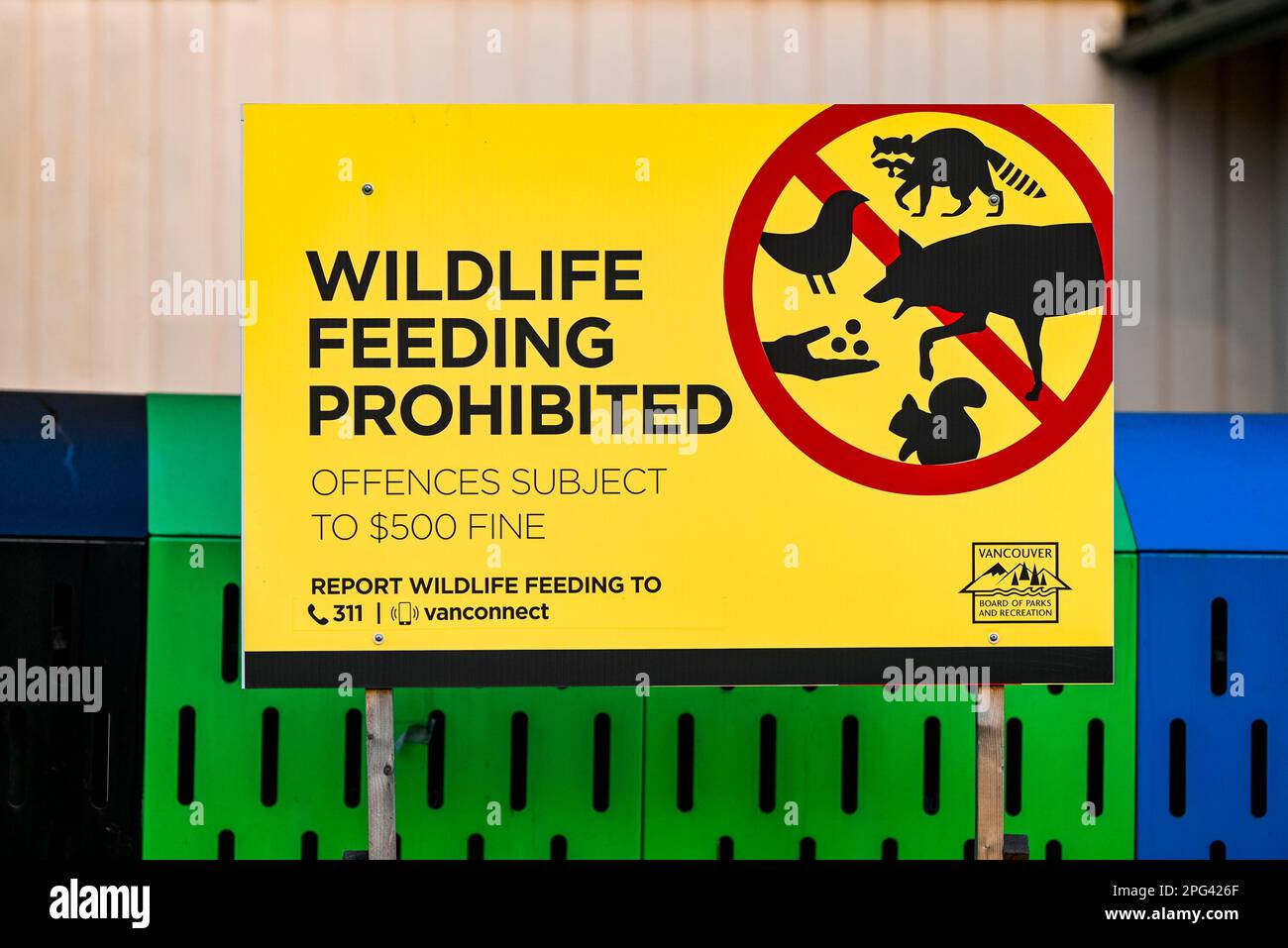 Cartello con la scritta Wildlife Feeding Prohibited, Stanley Park, Vancouver, British Columbia, Canada Foto Stock