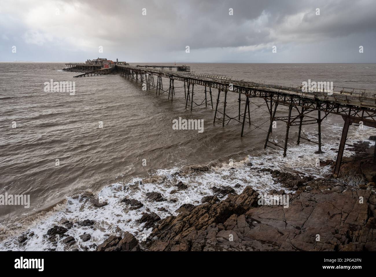 Il derelitto Birnbeck Pier nel canale di Bristol a Weston-super-Mare. Foto Stock