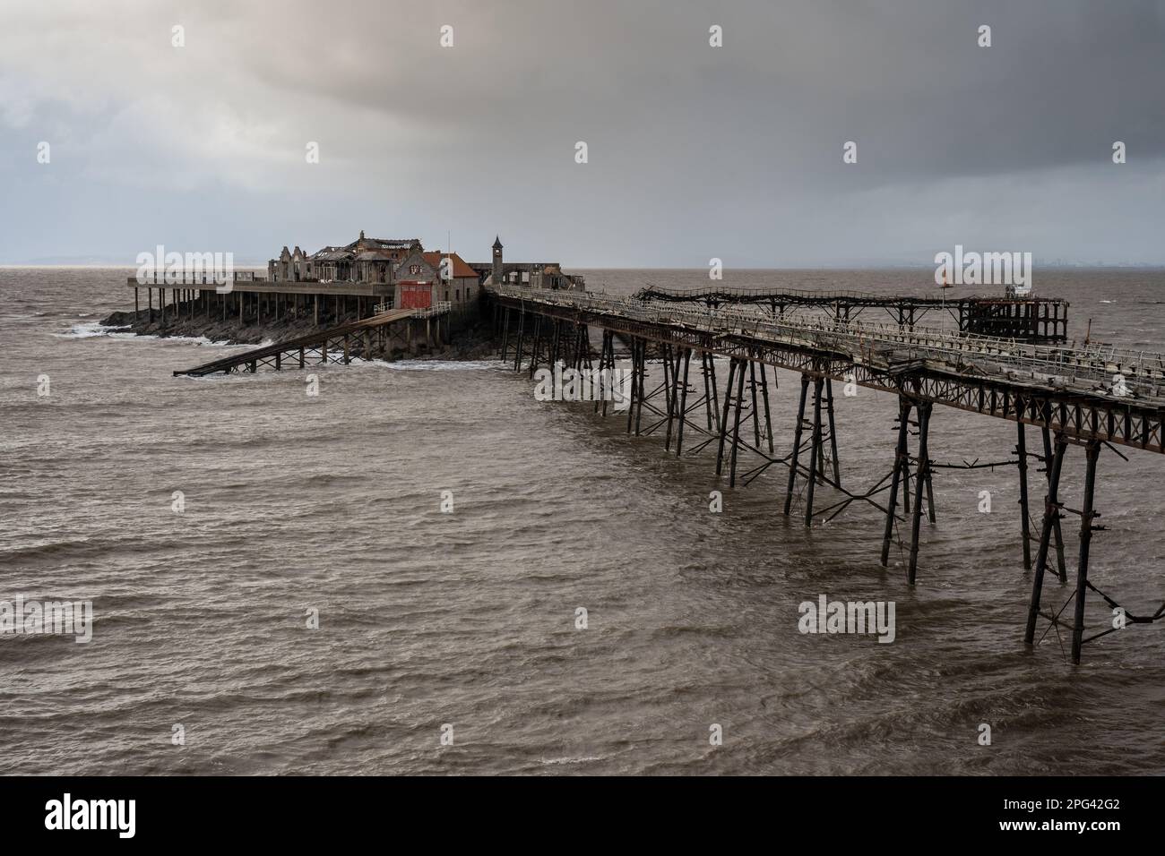 Il derelitto Birnbeck Pier nel canale di Bristol a Weston-super-Mare. Foto Stock