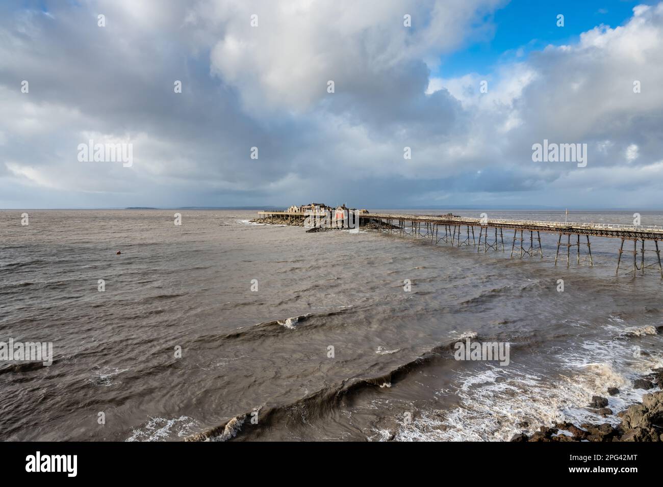 Il derelitto Birnbeck Pier nel canale di Bristol a Weston-super-Mare. Foto Stock
