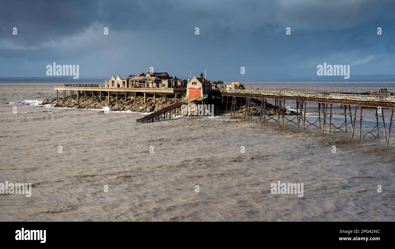 Il derelitto Birnbeck Pier nel canale di Bristol a Weston-super-Mare. Foto Stock