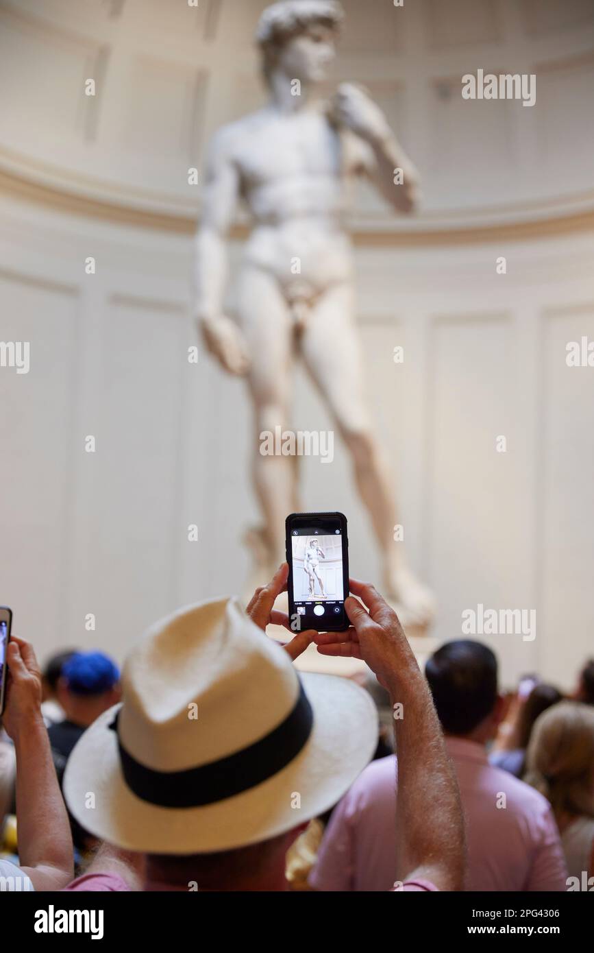 Persone che fotografano la statua di David, Galleria dell'Accademia, Firenze, Italia Foto Stock