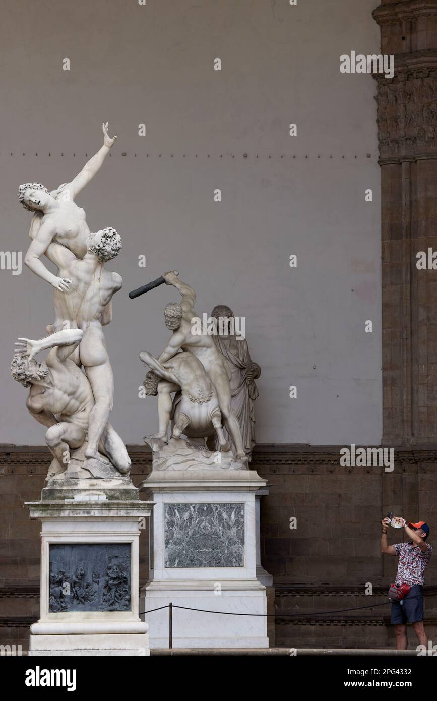 Uomo che fotografa le statue nella Loggia dei Lanzi, Firenze, Italia Foto Stock