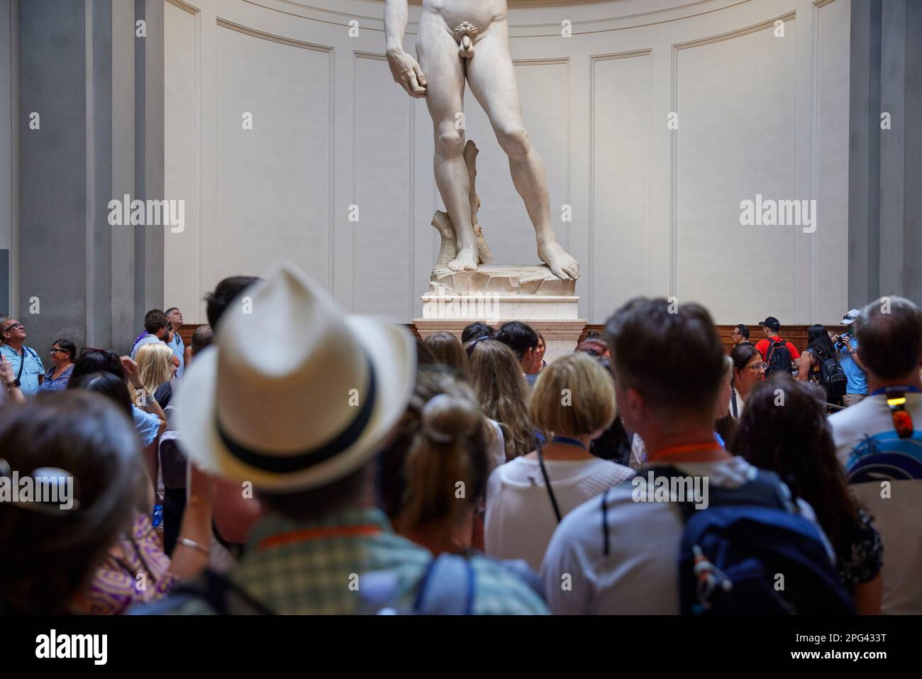 Persone che guardano la statua di David, Galleria dell'Accademia, Firenze, Italia Foto Stock