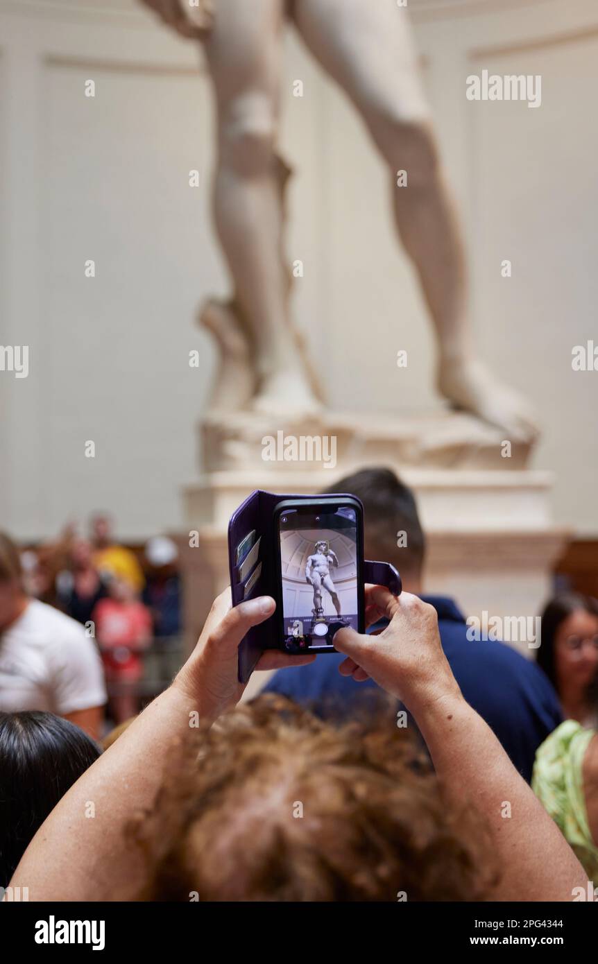 Persona che scatta una fotografia della statua di David, Galleria dell'Accademia, Firenze, Italia Foto Stock