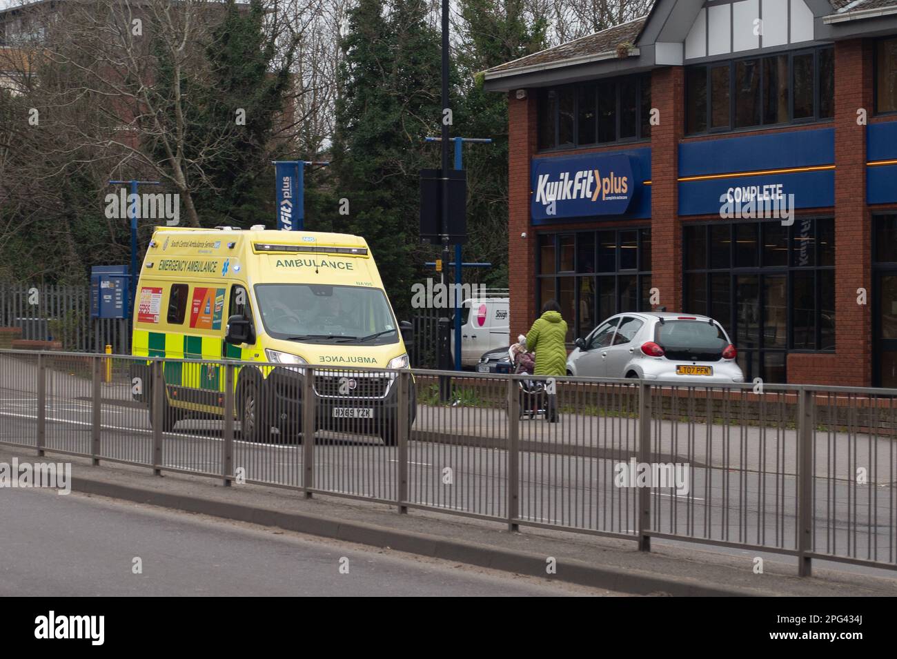 Slough, Berkshire, Regno Unito. 20th marzo, 2023. Un ambulanza centrale del NHS ambulanza del servizio di emergenza a Slough oggi. A seguito degli attuali scioperi di ambulanze e medici in formazione, alla fine della scorsa settimana si pareva che fossero stati compiuti alcuni progressi per risolvere la disputa salariale in corso. Si dice che un gruppo che si chiama i lavoratori dell'NHS, dice di no, stia cercando di persuadere i membri dei sindacati dei lavoratori sanitari a non accettare il 5% proposto accordo di retribuzione e bonus. Credit: Maureen McLean/Alamy Live News Foto Stock