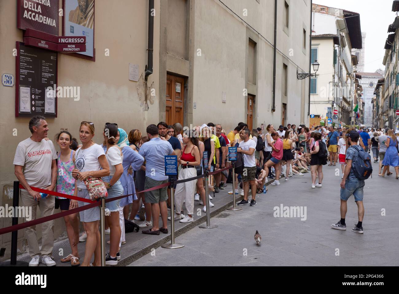 Persone in coda fuori dalla Galleria dell'Accademia, Firenze, Italia Foto Stock