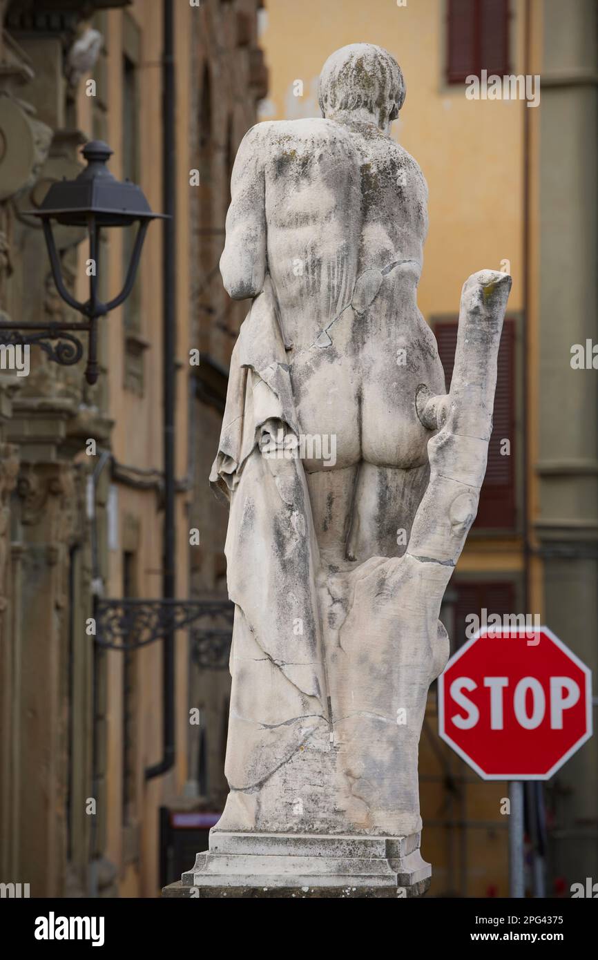 Vista posteriore della statua e della segnaletica stradale, Firenze, Italia Foto Stock
