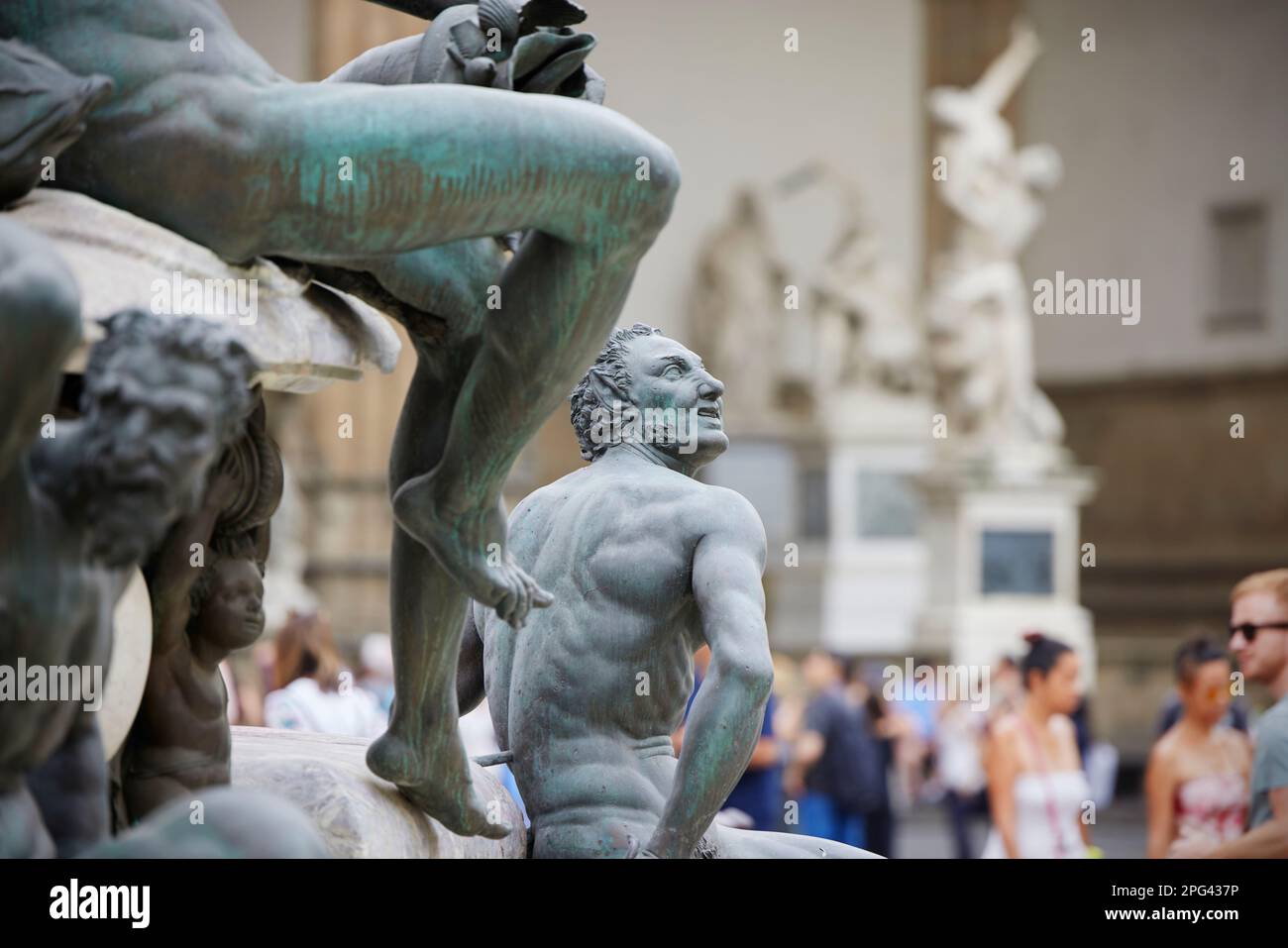 Statue e personaggi in Piazza della Signoria, Loggia dei Lanzi sullo sfondo, Firenze, Italia Foto Stock
