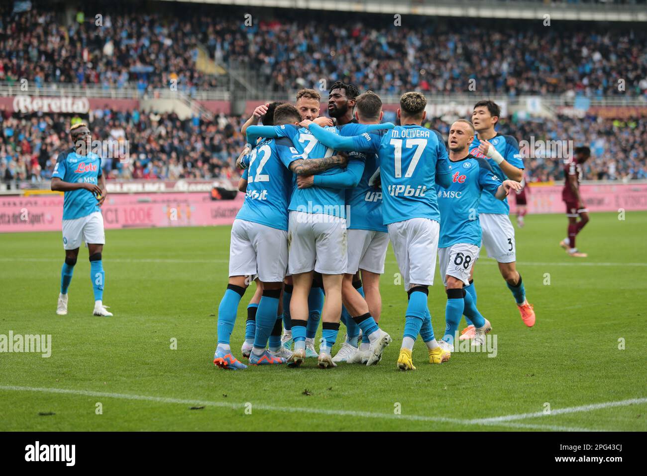 Khvicha Kvaratskhelia di SSC Napoli festeggia con i compagni di squadra dopo un gol durante la Serie Italiana Una partita di calcio tra Torino FC e SSC Napol Foto Stock