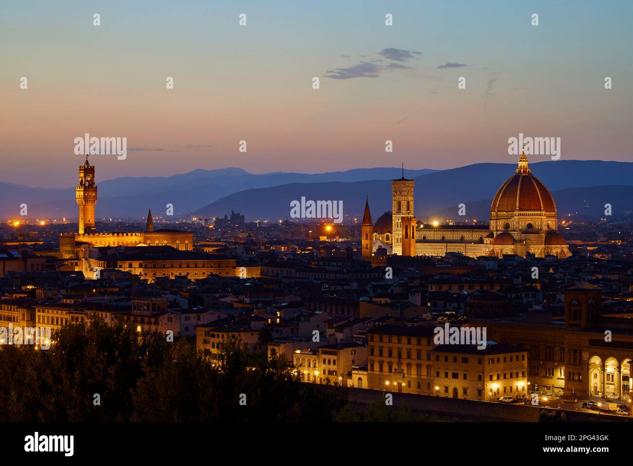 Crepuscolo su Firenze, Cattedrale di Santa Maria del Fiore e Palazzo Vecchio illuminato , Firenze, Italia Foto Stock