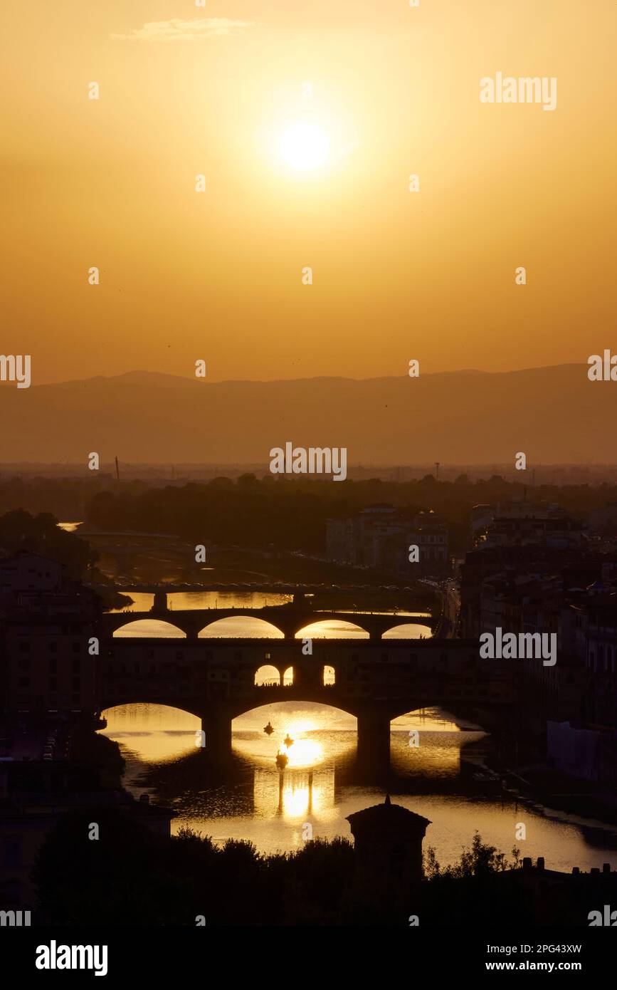 Tramonto su Firenze, fiume Arno e Ponte Vecchio , Firenze, Italia Foto Stock