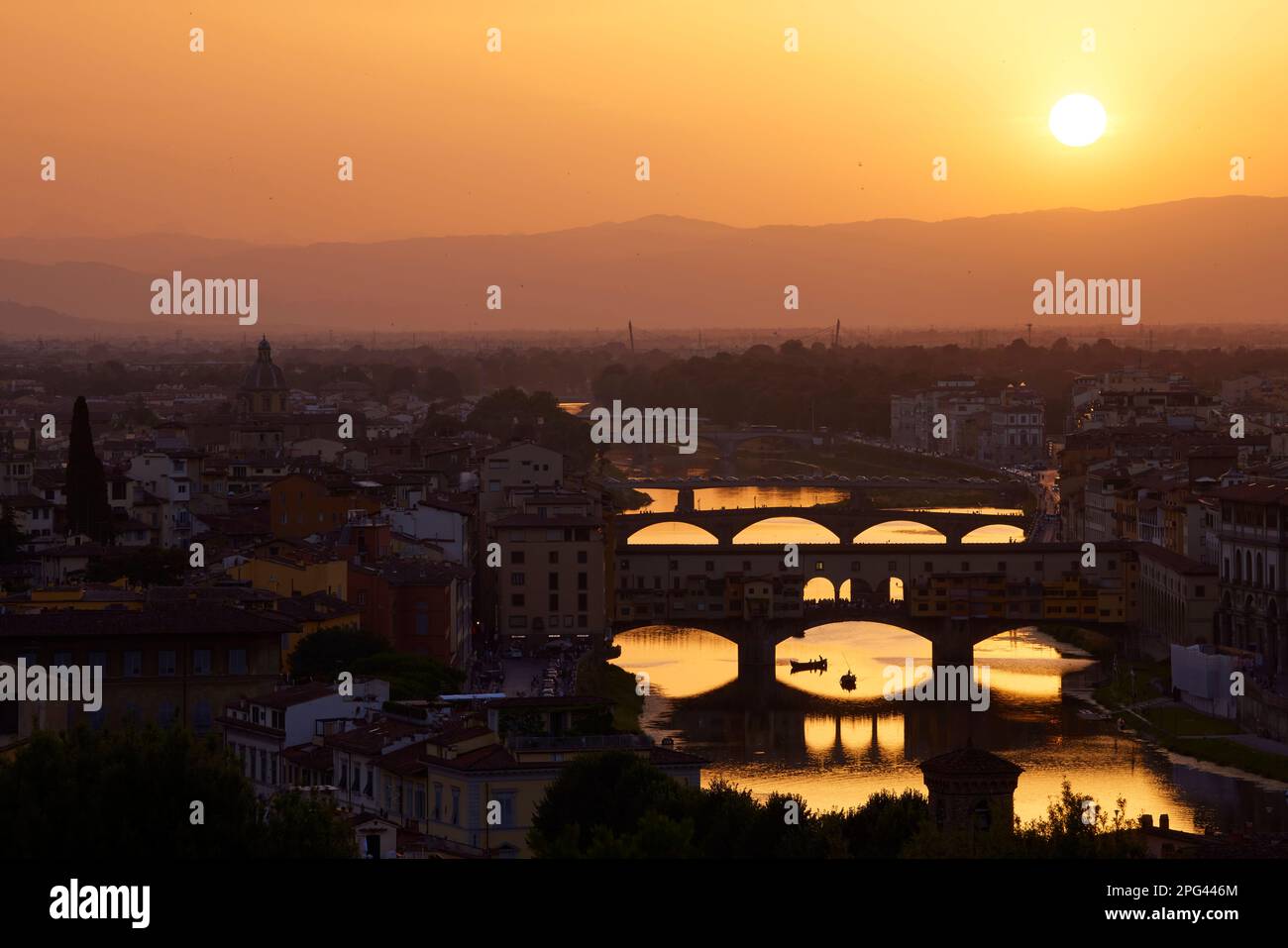 Tramonto su Firenze, fiume Arno e Ponte Vecchio , Firenze, Italia Foto Stock