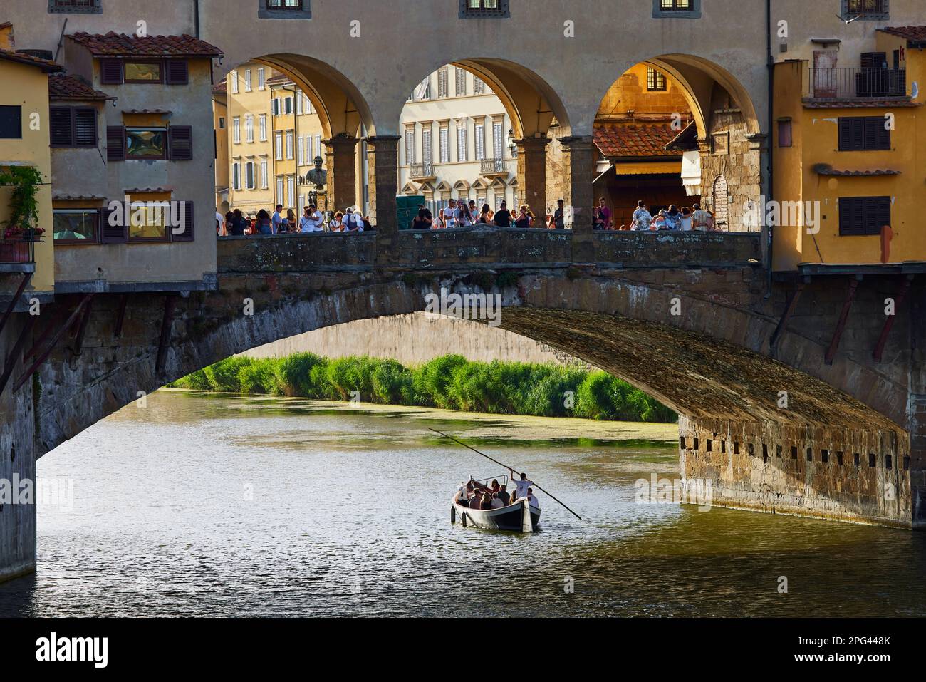 Gondola turistica che passa sotto l'arco di Ponte Vecchio, Firenze, Italia Foto Stock