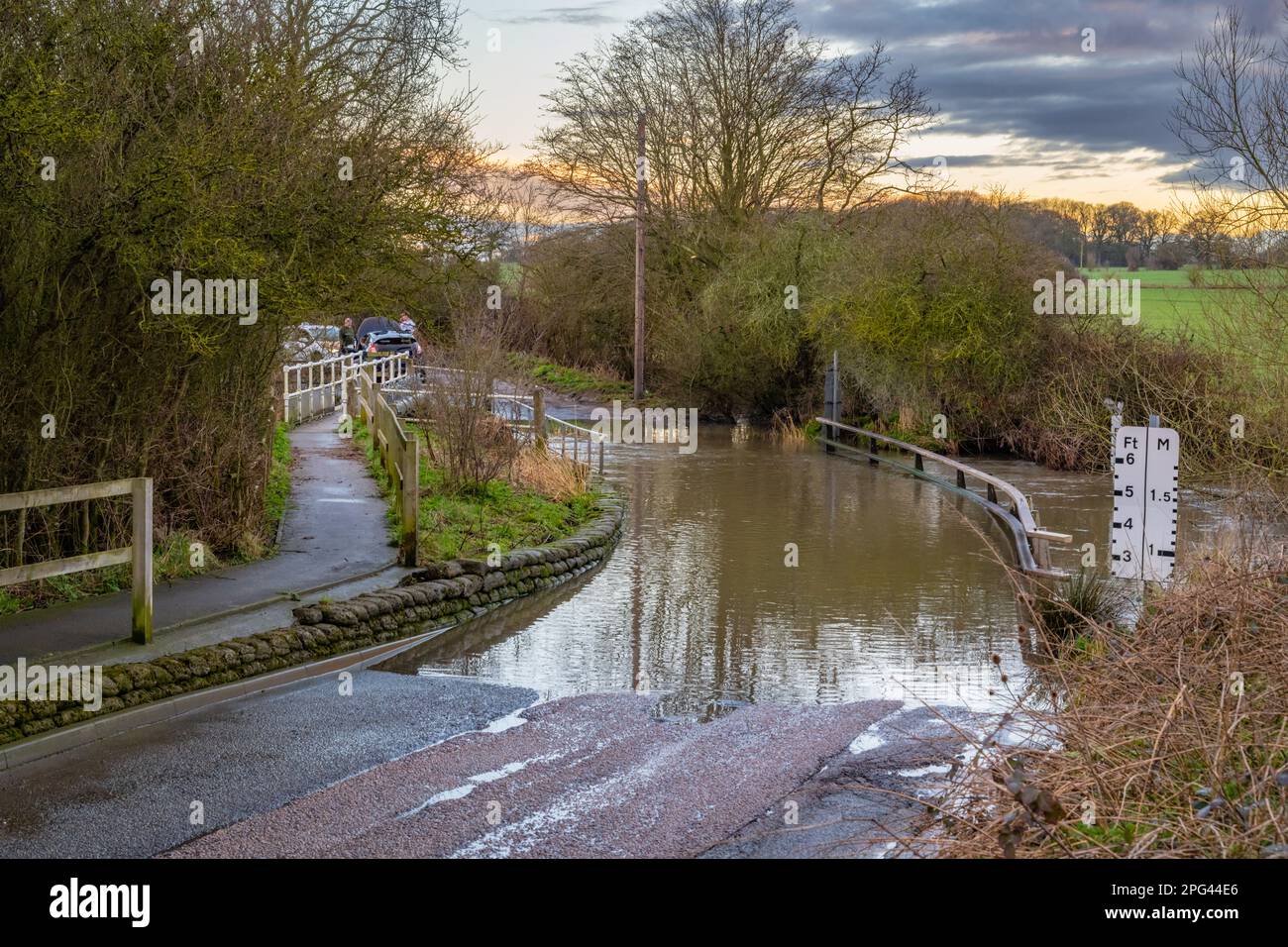 Il guado allagato sulla Buttsbury Road tra Billericay e Ingatestone attraverso il fiume WID nella primavera del 2023 Foto Stock
