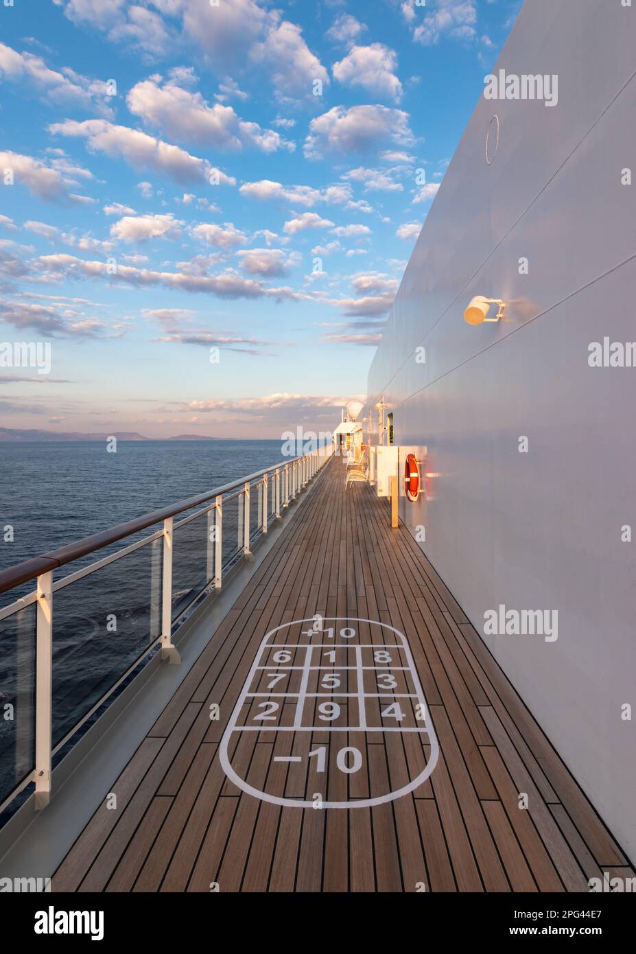 Shuffleboard sul ponte della nave da crociera. Foto Stock