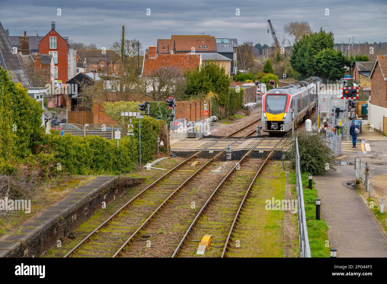 Il treno Greater Anglia si avvicina alla stazione di Woodbridge a Suffolk Foto Stock