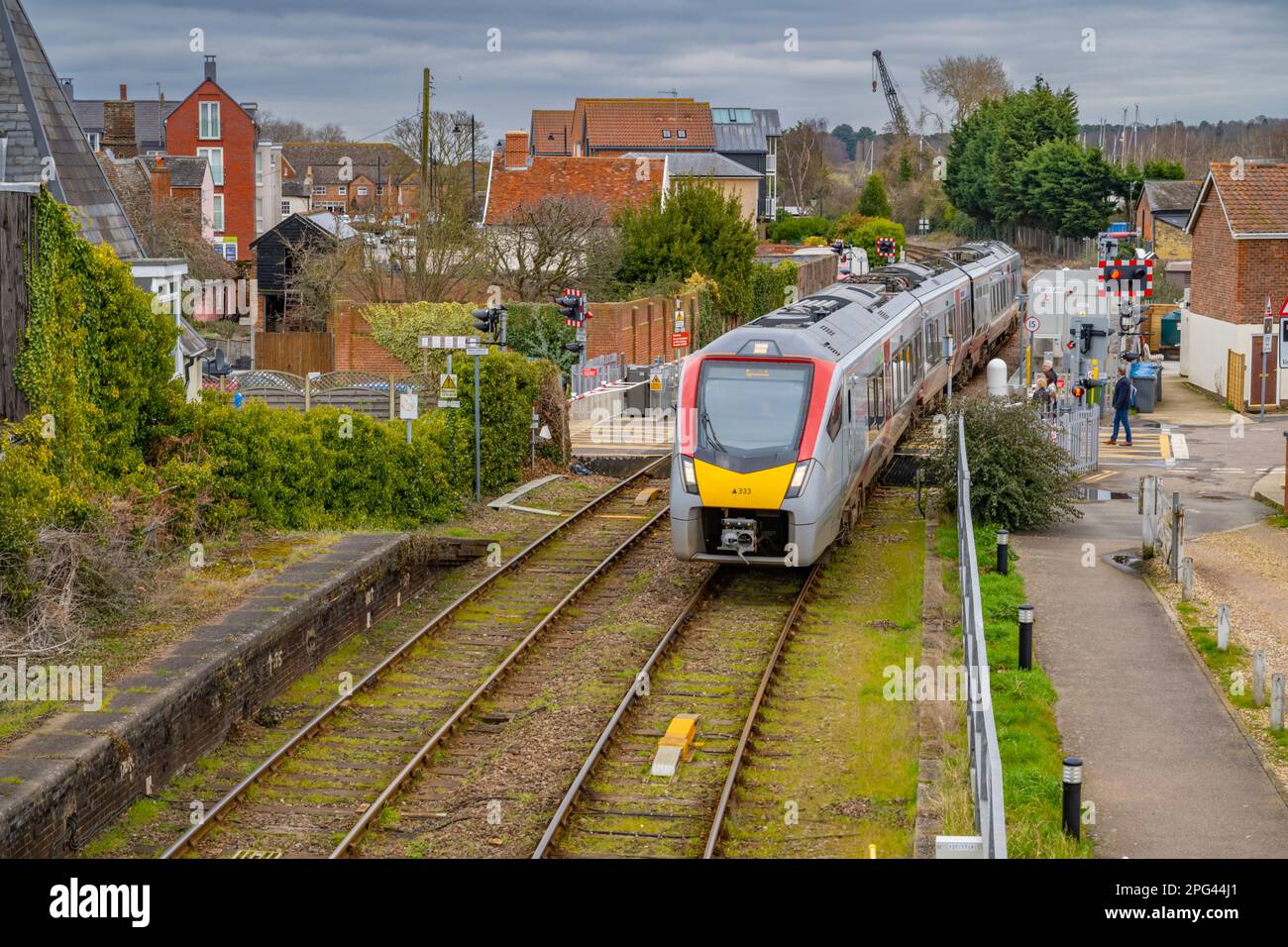 Il treno Greater Anglia si avvicina alla stazione di Woodbridge a Suffolk Foto Stock